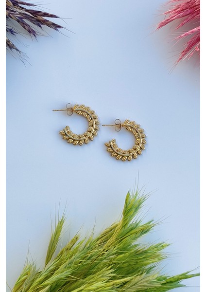 Kararmaz Kadın Yaprak Desenli Gold Büklüm Küpe fiyatları