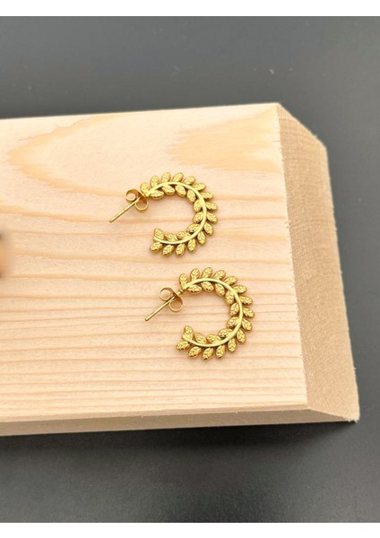 Kararmaz Kadın Yaprak Desenli Gold Büklüm Küpe modelleri
