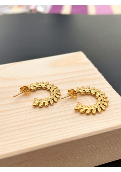 Kararmaz Kadın Yaprak Desenli Gold Büklüm Küpe fırsatları