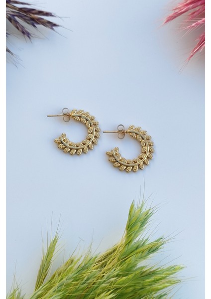 Kararmaz Kadın Yaprak Desenli Gold Büklüm Küpe indirimleri