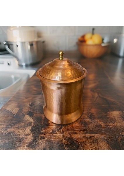- Saf Bakır Baharatlık – 17 cm Yükseklik × 10 cm Çap, 412 gr Ağırlık, Kapaklı El Dövmesi Kahramanmaraş Ustası Işi, Kalaylı Iç Yüzey, Sağlıklı ve Şık Mutfak Aksesuarı
