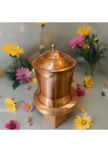 - Saf Bakır Baharatlık – 17 cm Yükseklik × 10 cm Çap, 412 gr Ağırlık, Kapaklı El Dövmesi Kahramanmaraş Ustası Işi, Kalaylı Iç Yüzey, Sağlıklı ve Şık Mutfak Aksesuarı