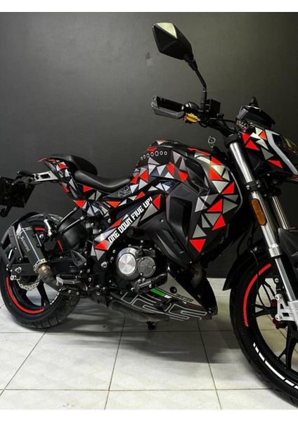 Benelli 125S Neon Turuncu ve Gümüş Gri Parçalı Üçgen Desenli Sticker Etiket Modeli modelleri