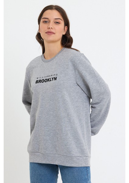 Kadın Bisiklet Yaka Rahat Kalıp 3 Iplik Kalın Brooklyn Baskılı Sweatshirt SPR24SWK29 fiyatları