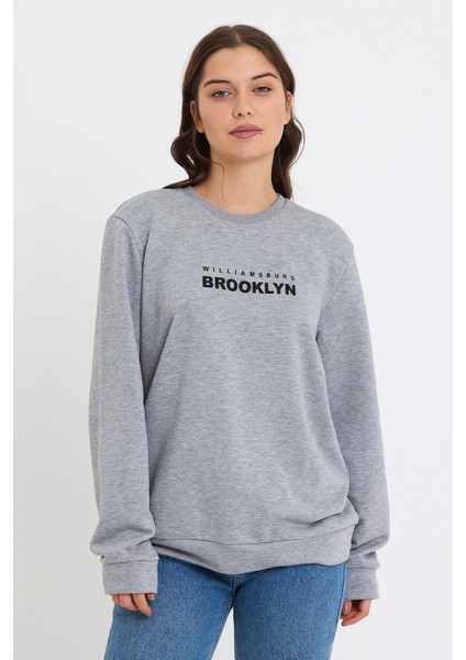 Kadın Bisiklet Yaka Rahat Kalıp 3 Iplik Kalın Brooklyn Baskılı Sweatshirt SPR24SWK29 modelleri