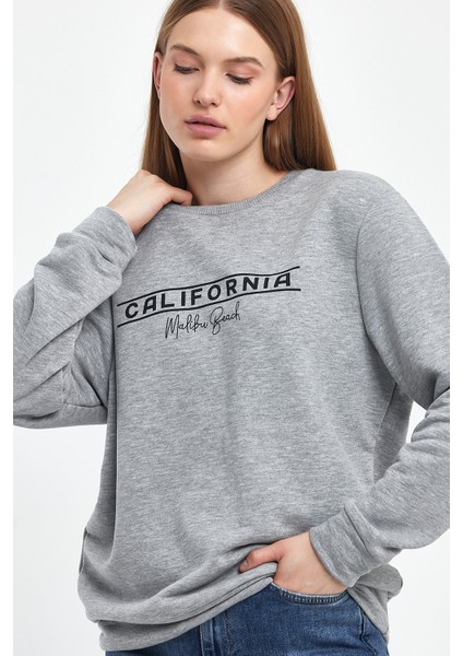 Kadın Bisiklet Yaka Rahat Kalıp 3 Iplik Kalın Californıa Baskılı Sweatshirt SPR24SWK32 fırsatları