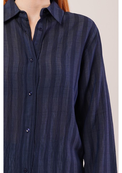 Düğmeli ve Çizgi Detaylı Lacivert Gömlek fırsatları