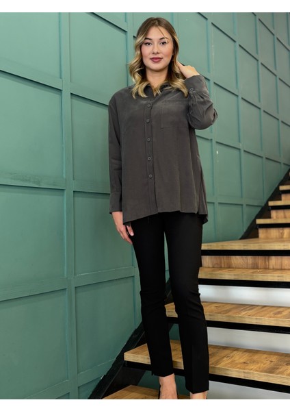 Kadın Yanları Yırtmaçlı Tek Cepli Önden Düğmeli Gömlek