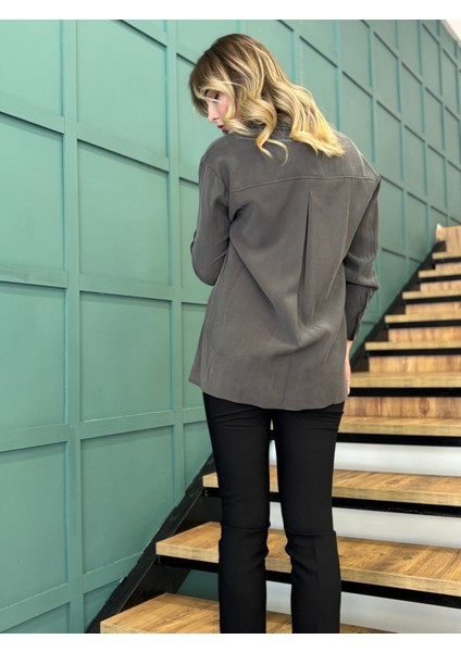 Kadın Yanları Yırtmaçlı Tek Cepli Önden Düğmeli Gömlek