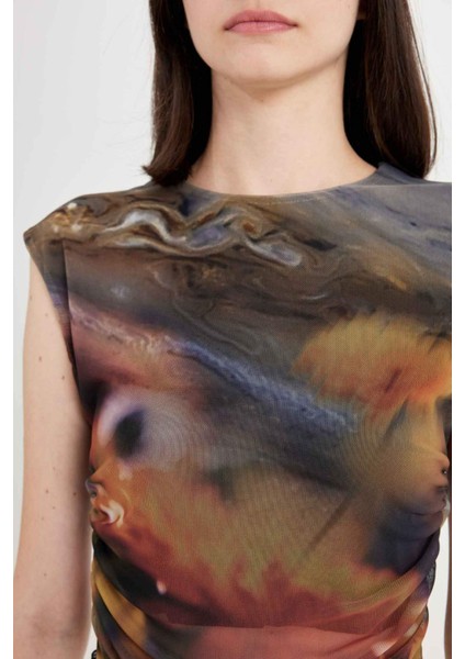 Fitted Vücuda Oturan Bisiklet Yaka Desenli Büzgü Detaylı Tül Kısa Kollu Tişört D5323AX24AU