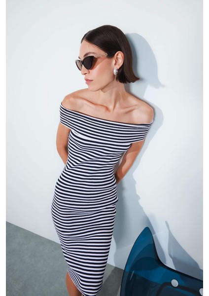 Fitted Vücuda Oturan Çizgili Açık Omuz Triko Midi Elbise D4223AX24AU