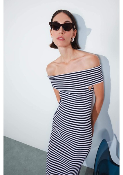 Fitted Vücuda Oturan Çizgili Açık Omuz Triko Midi Elbise D4223AX24AU