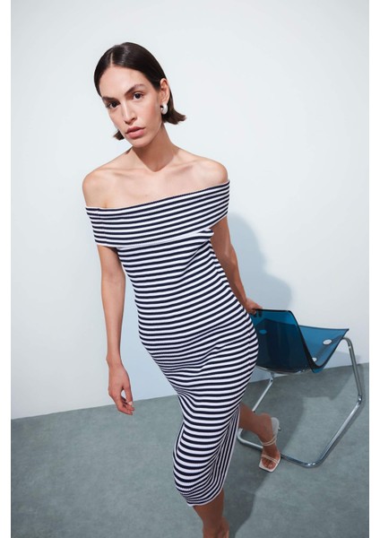 Fitted Vücuda Oturan Çizgili Açık Omuz Triko Midi Elbise D4223AX24AU