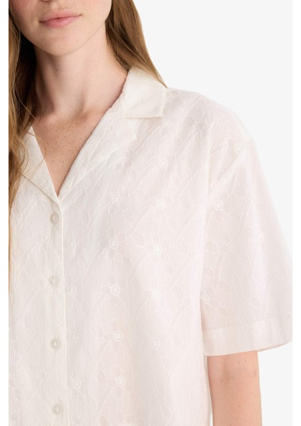 Oversize Geniş Kalıp Pijama Yaka Nakışlı Brode Kısa Kollu Gömlek B9022AX25SM