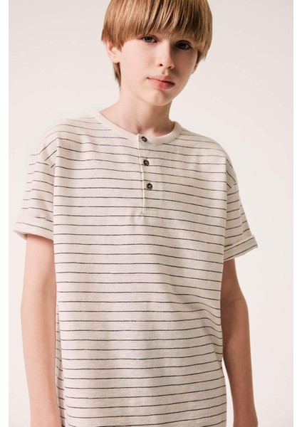 Erkek Çocuk Hakim Yaka Çizgili Kısa Kollu Tişört C2602A825SM