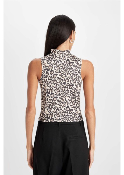 Slim Fit Dar Kesim Yarım Balıkçı Yaka Leopar Desenli Kolsuz Bluz