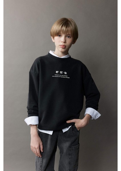 Erkek Çocuk Oversize Geniş Kalıp Bisiklet Yaka Sırt Baskılı Yıkamalı Soluk Efektli Sweatshirt D8494A825SP