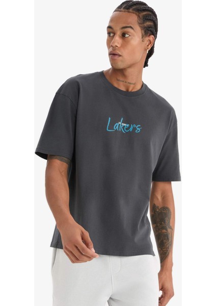 NBA Los Angeles Lakers Boxy Fit Bisiklet Yaka Sırt Baskılı Kısa Kollu Tişört E0133AX25SP