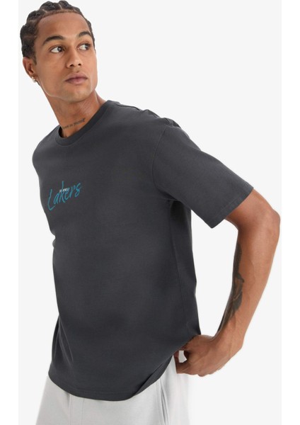 NBA Los Angeles Lakers Boxy Fit Bisiklet Yaka Sırt Baskılı Kısa Kollu Tişört E0133AX25SP