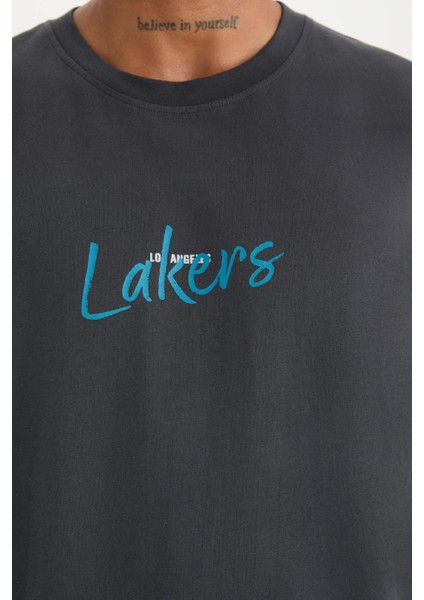 NBA Los Angeles Lakers Boxy Fit Bisiklet Yaka Sırt Baskılı Kısa Kollu Tişört E0133AX25SP