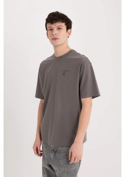 %100 Pamuk Comfort Fit Bisiklet Yaka Sırt Baskılı Kısa Kollu Tişört D5587AX25SP