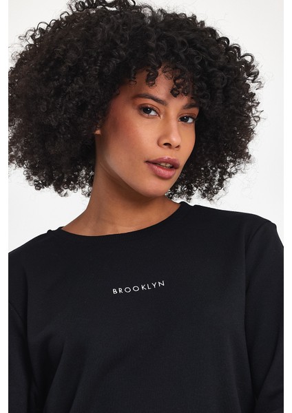 Kadın Bisiklet Yaka Rahat Kalıp 3 Iplik Kalın Orta Brooklyn Nakışlı Sweatshirt SPR24SWK34 modelleri