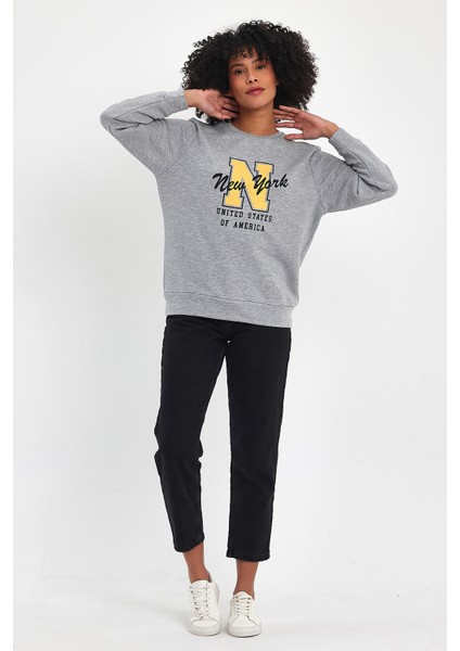 Kadın Bisiklet Yaka Rahat Kalıp Içi Polarlı 3 Iplik Kalın N Baskılı Sweatshirt SPR24SWK25