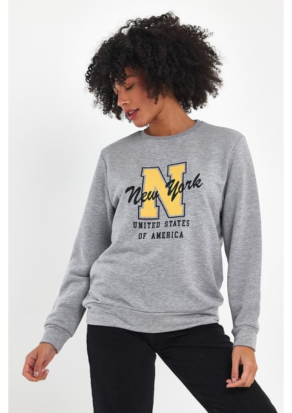 Kadın Bisiklet Yaka Rahat Kalıp Içi Polarlı 3 Iplik Kalın N Baskılı Sweatshirt SPR24SWK25 fırsatları