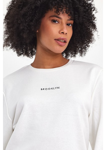 Kadın Bisiklet Yaka Rahat Kalıp 3 Iplik Kalın Orta Brooklyn Nakışlı Sweatshirt SPR24SWK34 indirimleri