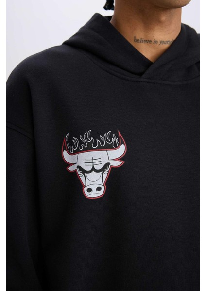 Fit NBA Chicago Bulls Boxy Fit Kapüşonlu Sırt Baskıllı Kalın Sweatshirt D6574AX25SP