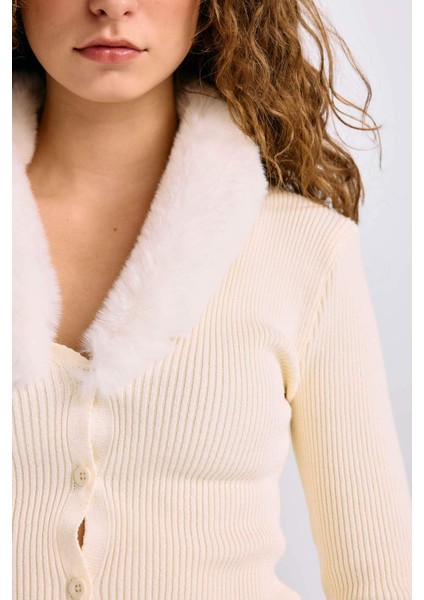 Slim Fit Dar Kesim Suni Kürklü V Yaka Düğmeli Triko Hırka E2268AX24CW