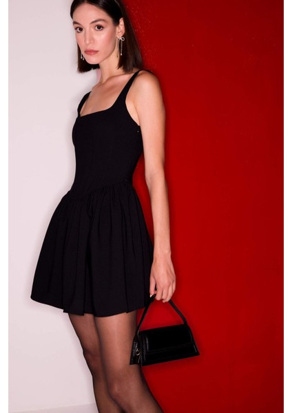 Kare Yaka Askılı Mini Elbise