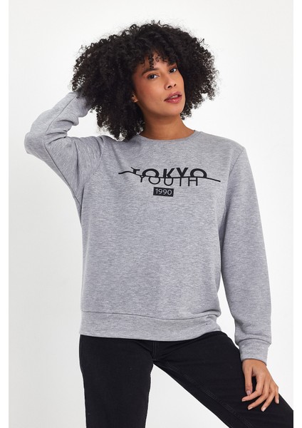Kadın Bisiklet Yaka Rahat Kalıp 3 Iplik Kalın Tokyo Baskılı Sweatshirt SPR24SWK30