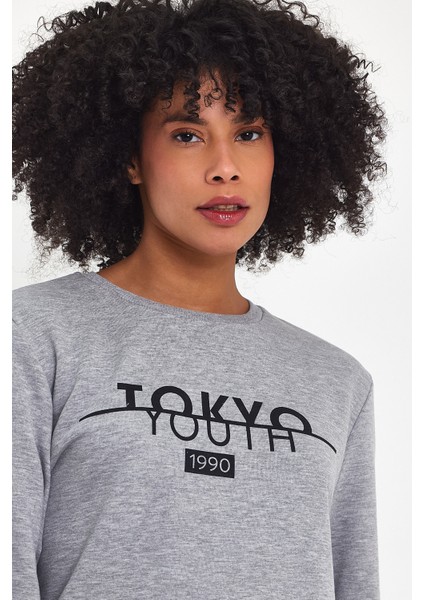 Kadın Bisiklet Yaka Rahat Kalıp 3 Iplik Kalın Tokyo Baskılı Sweatshirt SPR24SWK30 indirimleri