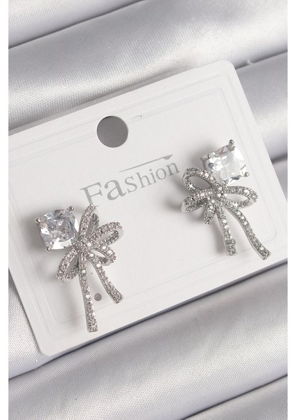 Pirinç Gümüş Renk Zirkon Taşlı Kurdele Model Kadın Küpe - Lisinya