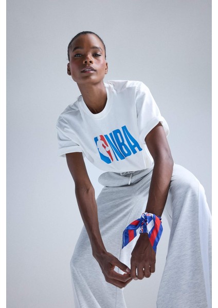 Fit NBA Wordmark Oversize Geniş Kalıp Bisiklet Yaka Baskılı Kısa Kollu Tişört T5506AZ25SM