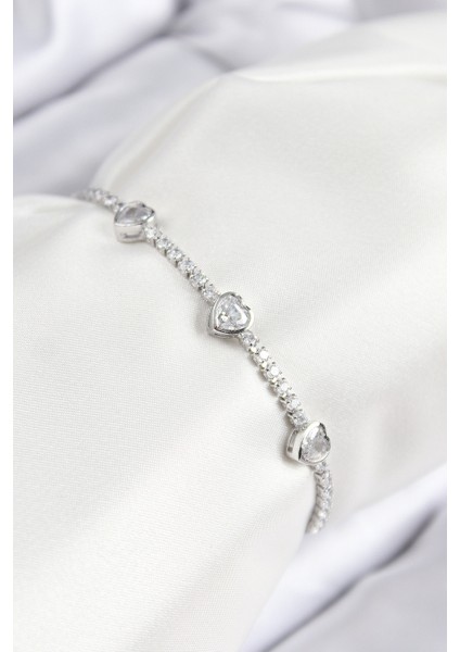 Pirinç Zirkon Taşlı Sıralı Kalp Model Gümüş Renk Asansörlü Kadın Bileklik - Lisinya