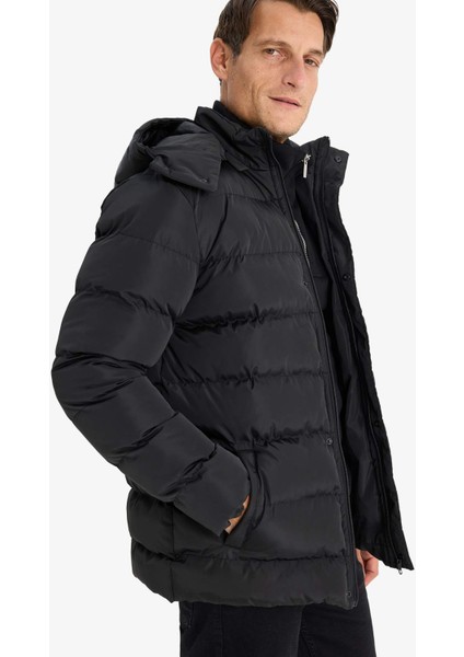 Regular Fit Kapüşonlu Fermuarlı Çıtçıt Kapamalı Cepli Şişme Mont E7286AX24WN