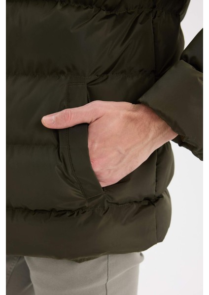 Regular Fit Kapüşonlu Fermuarlı Çıtçıt Kapamalı Cepli Şişme Mont E7286AX24WN