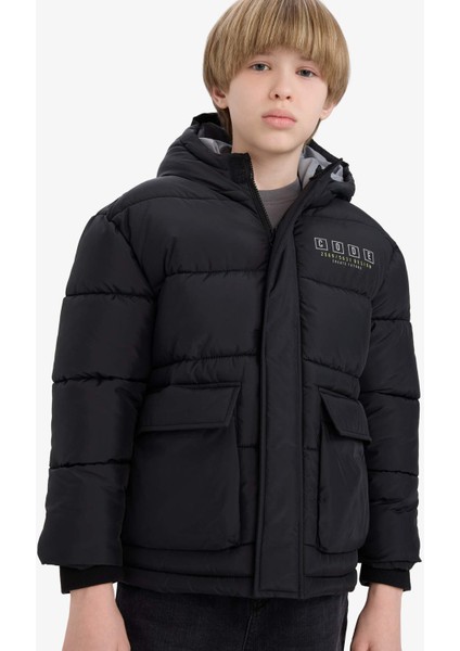 Erkek Çocuk Su Geçirmez Kapüşonlu Sırt Baskılı Fermuarlı Şişme Mont C5522A825AU