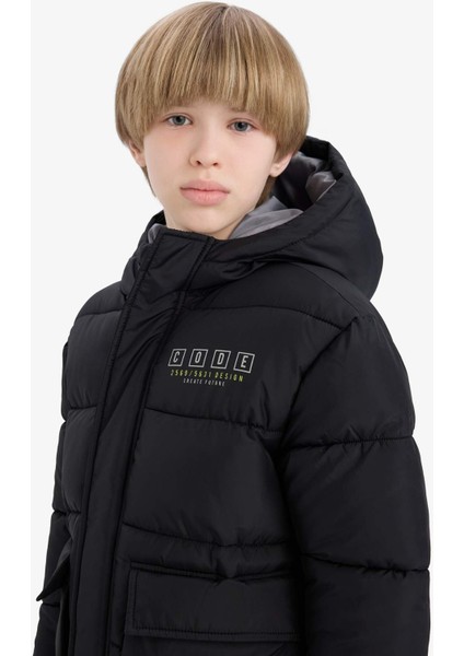 Erkek Çocuk Su Geçirmez Kapüşonlu Sırt Baskılı Fermuarlı Şişme Mont C5522A825AU