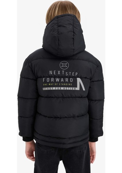 Erkek Çocuk Su Geçirmez Kapüşonlu Sırt Baskılı Fermuarlı Şişme Mont C5522A825AU