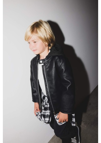 Erkek Bebek Kapüşonlu Pelüş Astar Fermuarlı Suni Deri Ceket