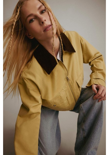 Regular Fit Kontrast Yakalı Fermuarlı Cepli Crop Mont E8598AX25AU