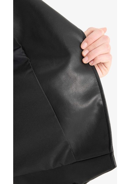 Afra x DeFacto Regular Fit Fermuarlı Suni Deri Ceket Mont E8530AX25AU