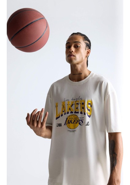 %100 Pamuk DeFactoFit NBA Los Angeles Lakers Oversize Geniş Kalıp Bisiklet Yaka Kısa Kollu Tişört E5871AX25AU