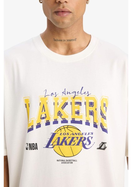 %100 Pamuk DeFactoFit NBA Los Angeles Lakers Oversize Geniş Kalıp Bisiklet Yaka Kısa Kollu Tişört E5871AX25AU