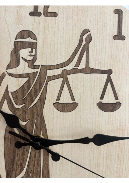 Justitia Adalet Terazisi - Açık Ahşap Duvar Avukat Saati (Kişiselleştirilebilir ) - 40 cm indirimleri