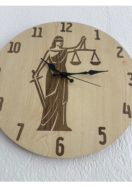 Justitia Adalet Terazisi - Açık Ahşap Duvar Avukat Saati (Kişiselleştirilebilir ) - 40 cm