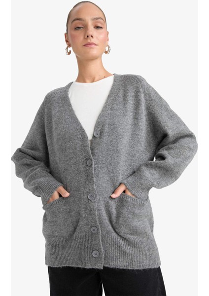 Oversize Geniş Kalıp V Yaka Yumuşak Dokulu Düğmeli Hırka F2902AX25WN fırsatları